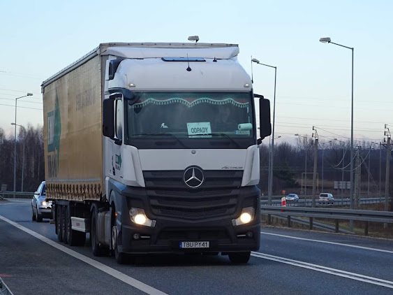 Samochód ciężarowy Eko-Trans Mercedes na drodze
