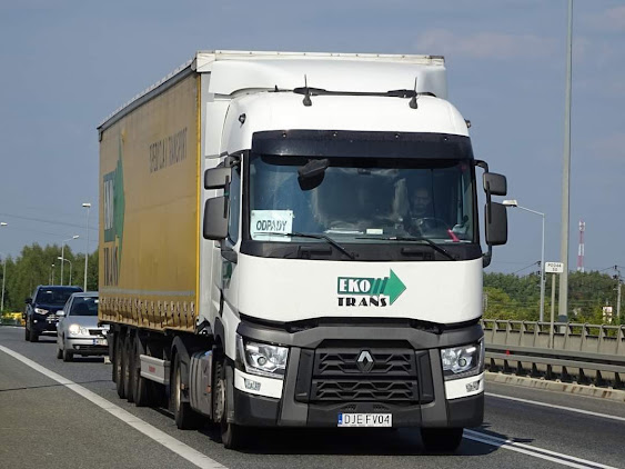 Samochód ciężarowy Eko-Trans Renault w trasie