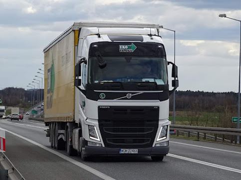 Samochód ciężarowy Eko-Trans Volvo na drodze